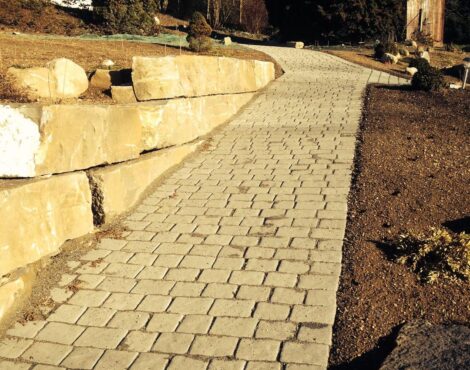 Chemin pavé bordé de pierres naturelles à Blonay