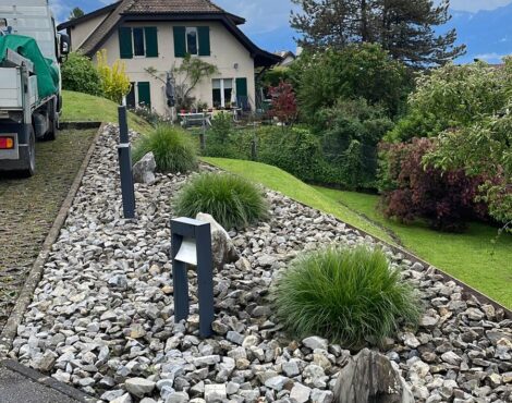 Massif minéral planté en bordure d’une allée