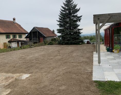 Terrain préparé avant le semis du gazon à Maracon