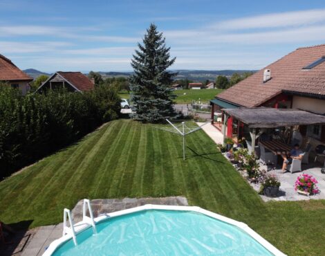 Vue d’ensemble du jardin et du gazon rénové à Maracon
