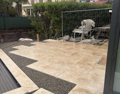 Pose du dallage de la terrasse autour de la piscine