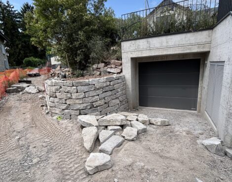 Construction d’un mur de soutènement en pierres à proximité du garage