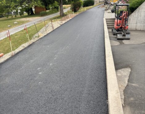 Nouvel accès revêtu d’enrobé bordé de pierres