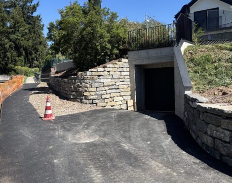 Accès au garage terminé avec les murs de soutènement en pierres