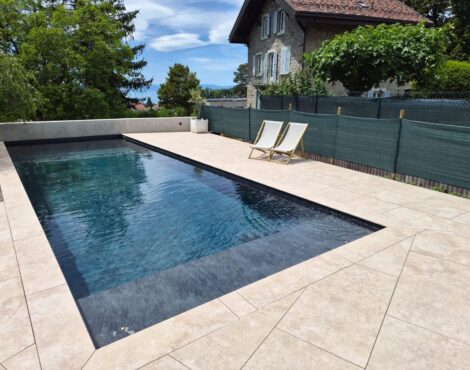 Vue d’ensemble de la piscine et de sa terrasse terminées à Saint-Légier